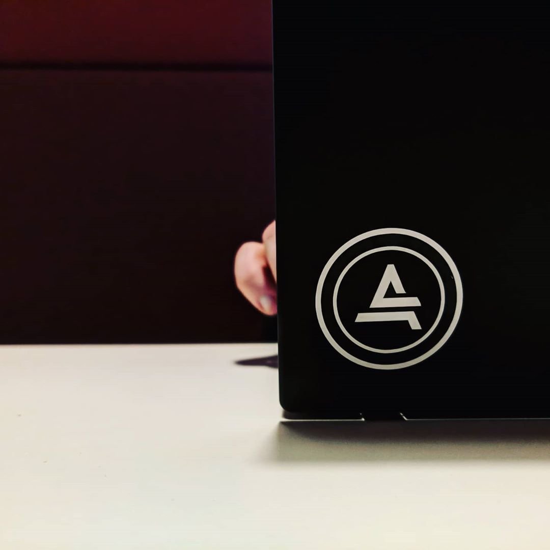 Ein Laptopdeckel mit agorate Logo