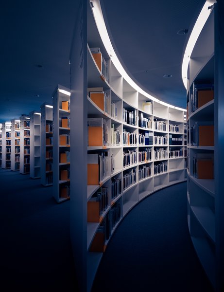 Ansicht einer Bilbliothek voller Bücherregale