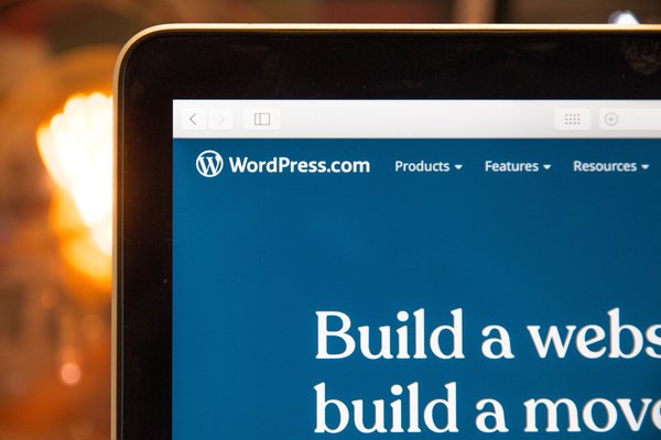 Auf einem Computermonitor wird die Website WordPress.com gezeigt