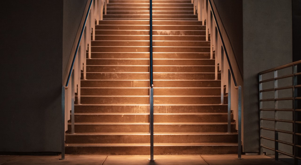 Ansicht einer Treppe von von vorn, das Ende ist nicht zu sehen