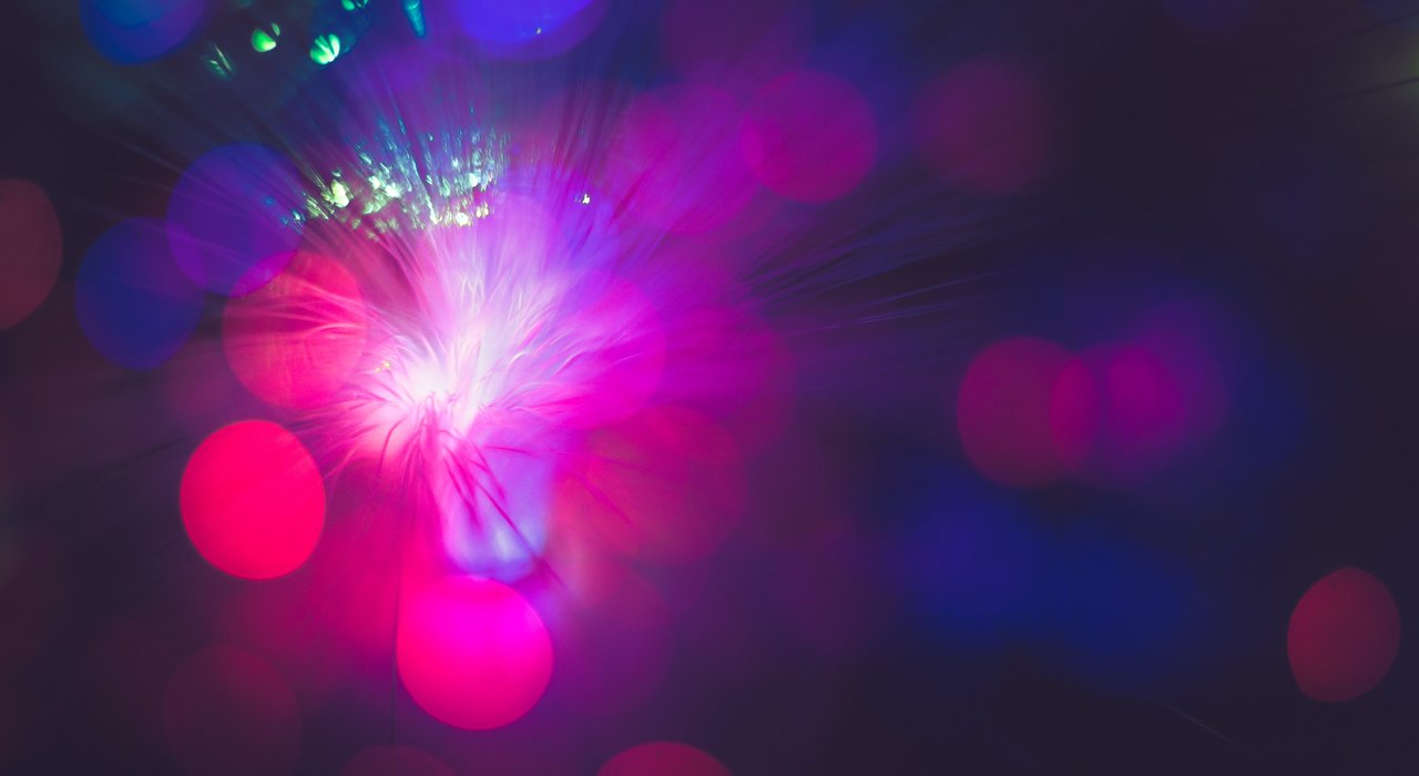 Abstraktes Bild aus Lichtstrahlen und Punkten