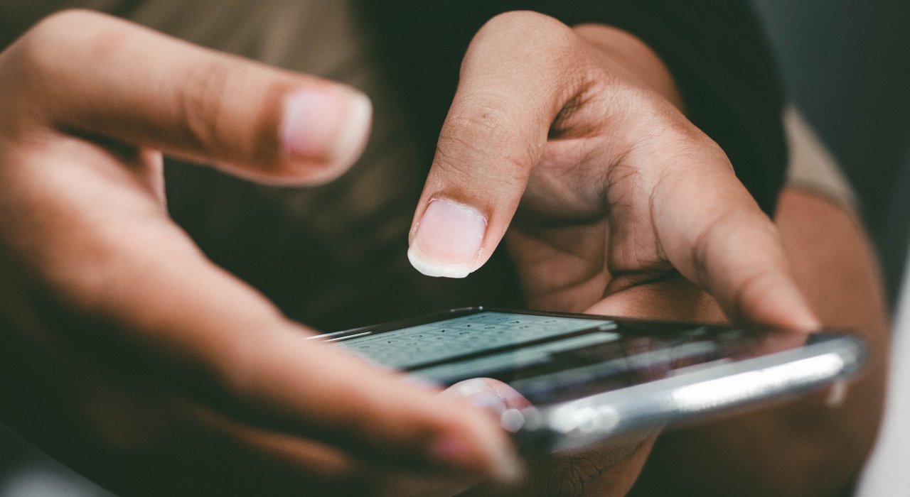 Ansicht eines Smartphone in der Hand eines Menschen