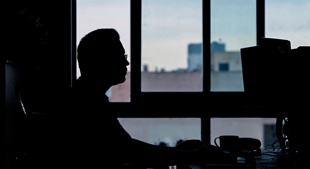 Arbeitender Mann am Fenster