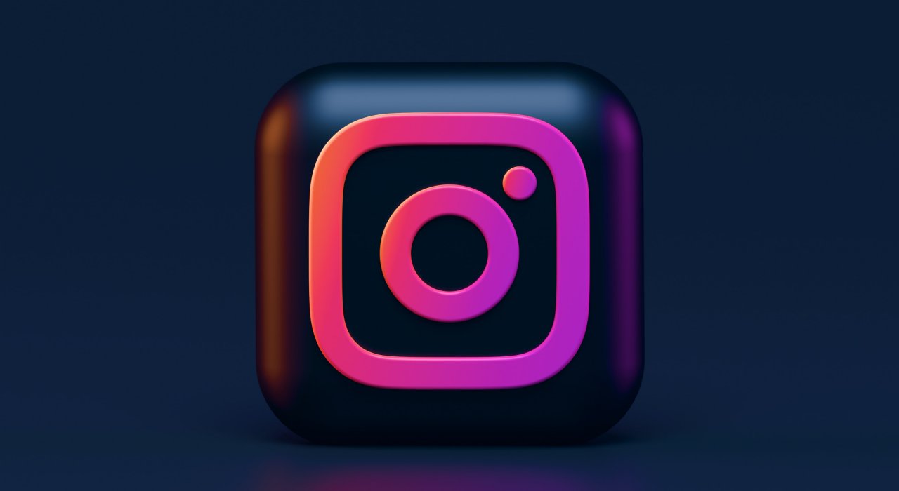 Instagram Logo auf dunkelblauem Hintergrund