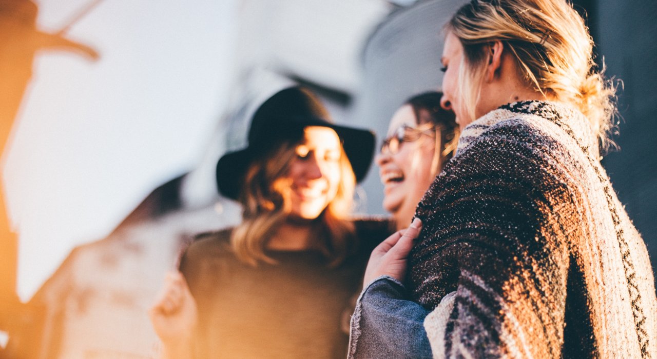 3 Frauen lachend auf Foto